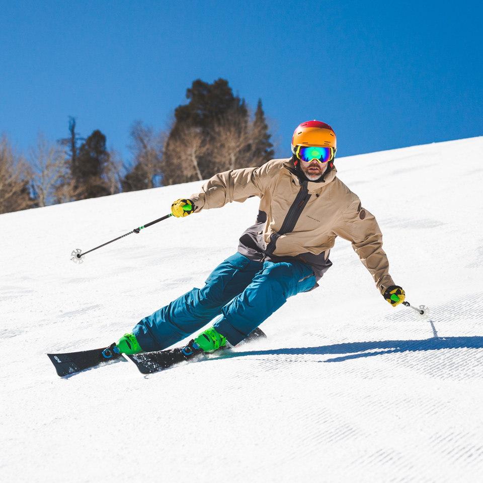 skier carving a turn